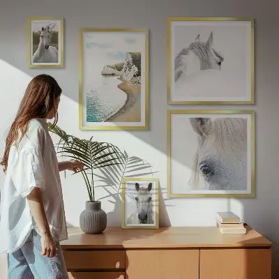 Gallery wall met paarden, strand en natuur in een minimalistische stijl