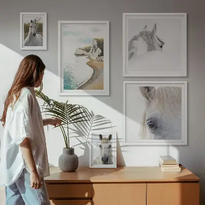 Gallery wall met paarden, strand en natuur in een minimalistische stijl