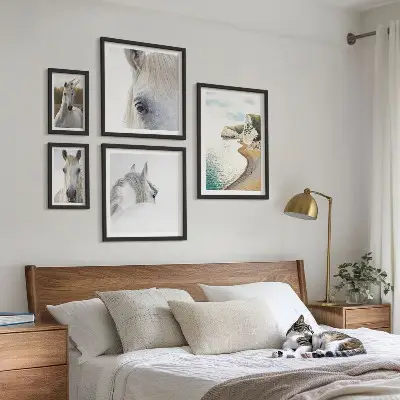 Gallery wall met paarden, strand en natuur in een minimalistische stijl