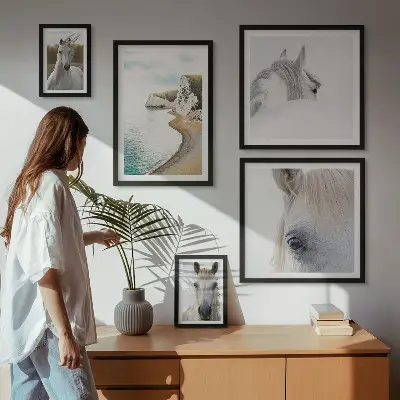 Gallery wall met paarden, strand en natuur in een minimalistische stijl