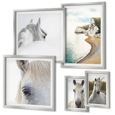 Gallery wall met paarden, strand en natuur in een minimalistische stijl
