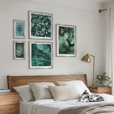 Gallery wall met plantenbladeren, vetplanten en natuurmotieven