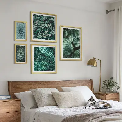 Gallery wall met plantenbladeren, vetplanten en natuurmotieven