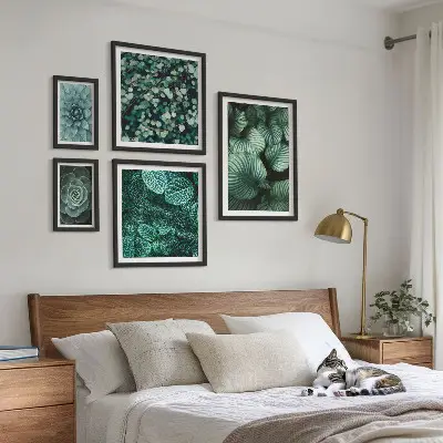Gallery wall met plantenbladeren, vetplanten en natuurmotieven