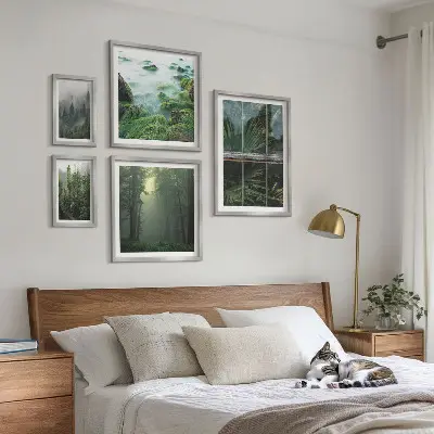 Set van moderne schilderijen met groene landschappen, bossen en vegetatie