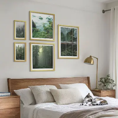 Set van moderne schilderijen met groene landschappen, bossen en vegetatie