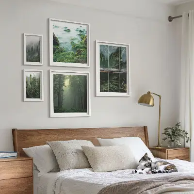 Set van moderne schilderijen met groene landschappen, bossen en vegetatie