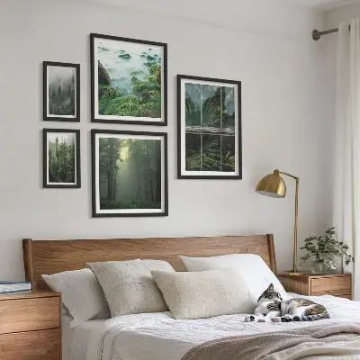 Set van moderne schilderijen met groene landschappen, bossen en vegetatie