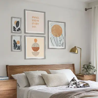 Gallery wall met stijlvolle slogans en plantenafbeeldingen