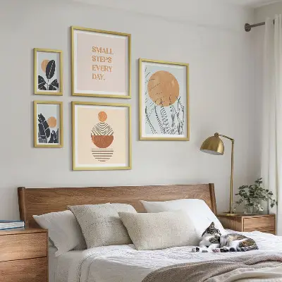 Gallery wall met stijlvolle slogans en plantenafbeeldingen
