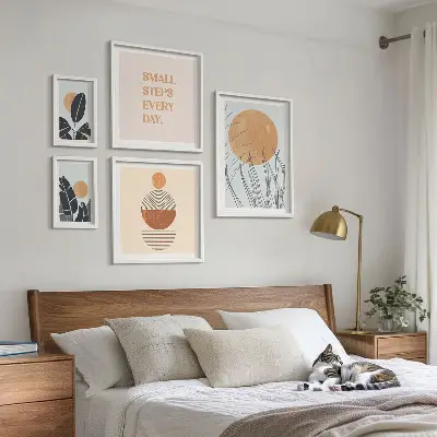 Gallery wall met stijlvolle slogans en plantenafbeeldingen