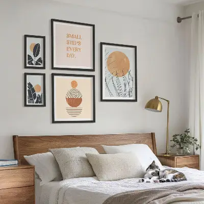 Gallery wall met stijlvolle slogans en plantenafbeeldingen