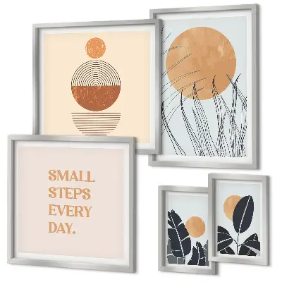 Gallery wall met stijlvolle slogans en plantenafbeeldingen