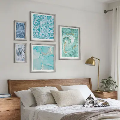 Wanddecoratie compositie met stijlvolle turquoiseblauwe accenten