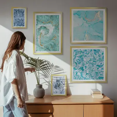 Wanddecoratie compositie met stijlvolle turquoiseblauwe accenten