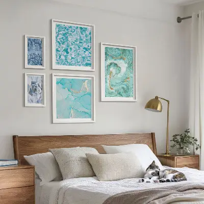 Wanddecoratie compositie met stijlvolle turquoiseblauwe accenten