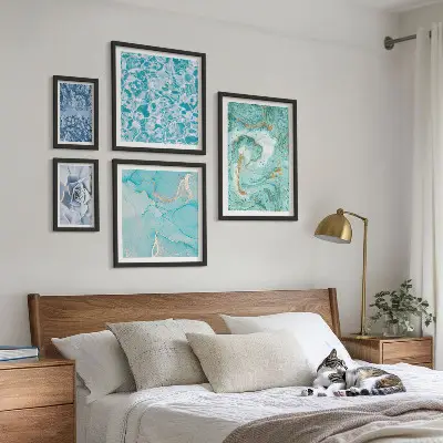 Wanddecoratie compositie met stijlvolle turquoiseblauwe accenten