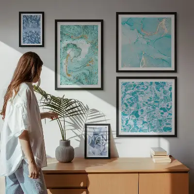 Wanddecoratie compositie met stijlvolle turquoiseblauwe accenten