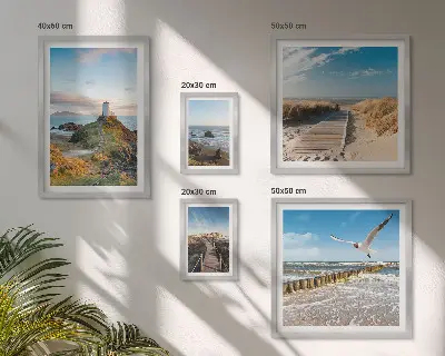 Gallery wall met afbeeldingen van vuurtorens en stranden aan zee