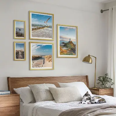 Gallery wall met afbeeldingen van vuurtorens en stranden aan zee