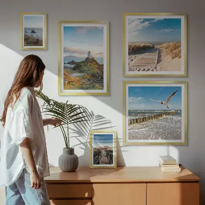 Gallery wall met afbeeldingen van vuurtorens en stranden aan zee