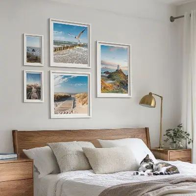 Gallery wall met afbeeldingen van vuurtorens en stranden aan zee