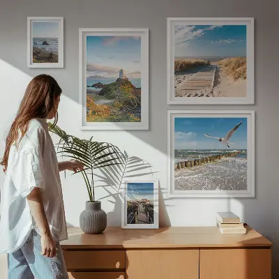 Gallery wall met afbeeldingen van vuurtorens en stranden aan zee