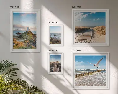 Gallery wall met afbeeldingen van vuurtorens en stranden aan zee