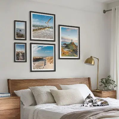 Gallery wall met afbeeldingen van vuurtorens en stranden aan zee