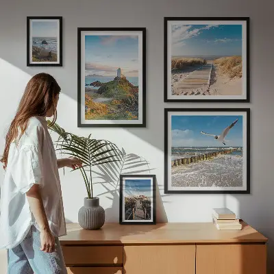Gallery wall met afbeeldingen van vuurtorens en stranden aan zee