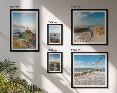 Gallery wall met afbeeldingen van vuurtorens en stranden aan zee