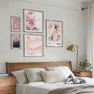 Set van moderne schilderijen met een elegant accent van roze bloemen