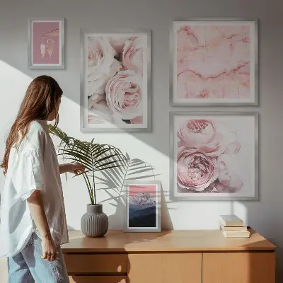 Set van moderne schilderijen met een elegant accent van roze bloemen