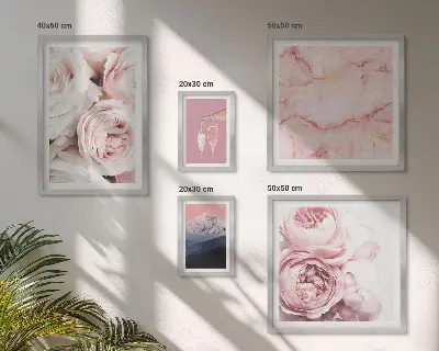 Set van moderne schilderijen met een elegant accent van roze bloemen