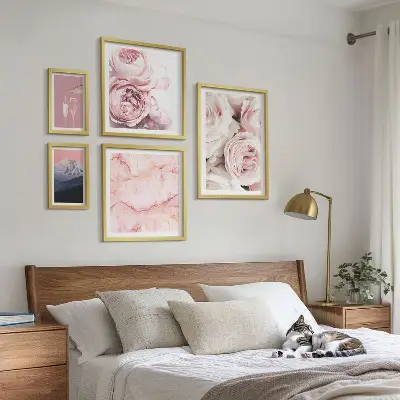 Set van moderne schilderijen met een elegant accent van roze bloemen