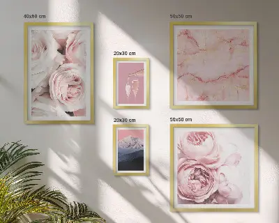 Set van moderne schilderijen met een elegant accent van roze bloemen