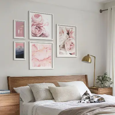 Set van moderne schilderijen met een elegant accent van roze bloemen