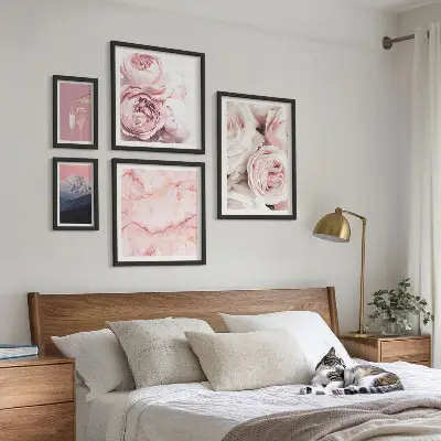 Set van moderne schilderijen met een elegant accent van roze bloemen