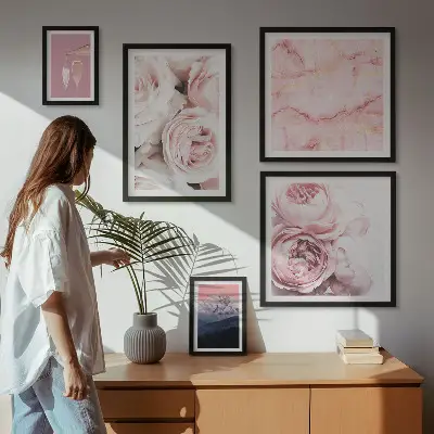 Set van moderne schilderijen met een elegant accent van roze bloemen