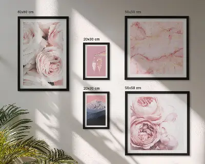 Set van moderne schilderijen met een elegant accent van roze bloemen