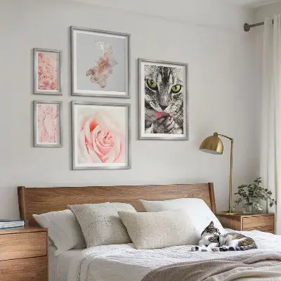 Gallerijmuur katten, rozen en delicate tinten
