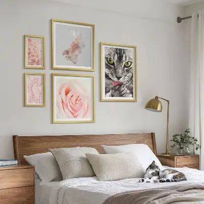 Gallerijmuur katten, rozen en delicate tinten