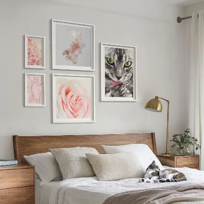 Gallerijmuur katten, rozen en delicate tinten