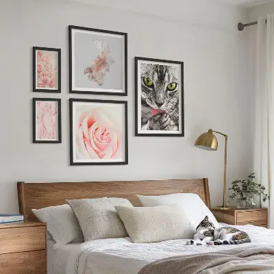Gallerijmuur katten, rozen en delicate tinten