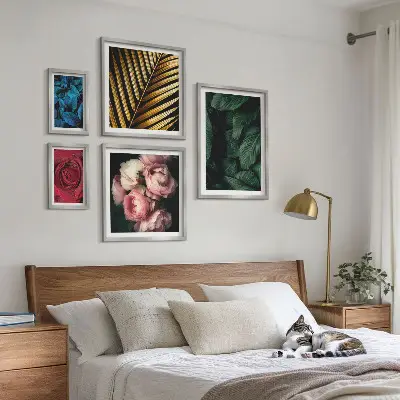 Set van moderne schilderijen met plantaardige bloemmotieven