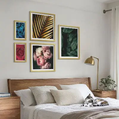 Set van moderne schilderijen met plantaardige bloemmotieven