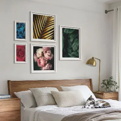 Set van moderne schilderijen met plantaardige bloemmotieven