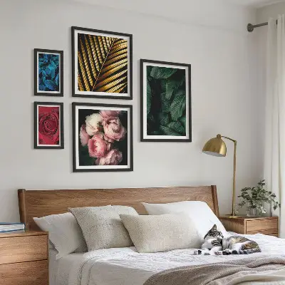 Set van moderne schilderijen met plantaardige bloemmotieven