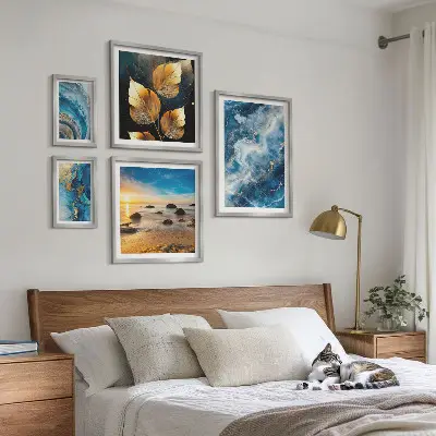Gallery wall met abstracte blauwe landschappen