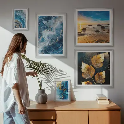 Gallery wall met abstracte blauwe landschappen